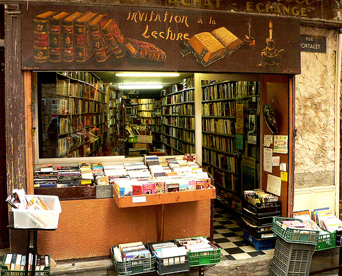 invito alla lettura, Libreria di usato a Hyères, Francia -  flickr/luiginter